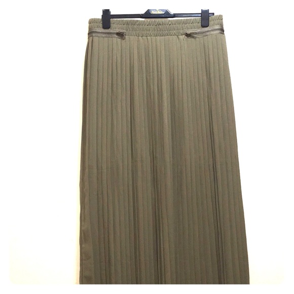 🆕NY&Co accordion style pleated skirt - Picture 2 of 8